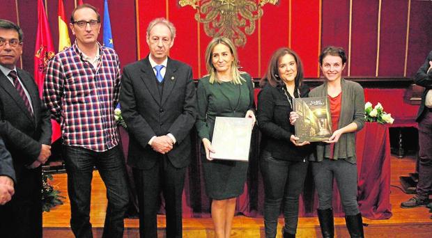 César del Río, Mar G. Illán y Rebeca Arango junto a la alcaldesa y el vicealcalde