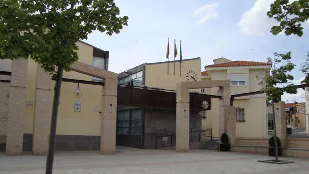 Fachada principal del Ayuntamiento de Serranillos del Valle