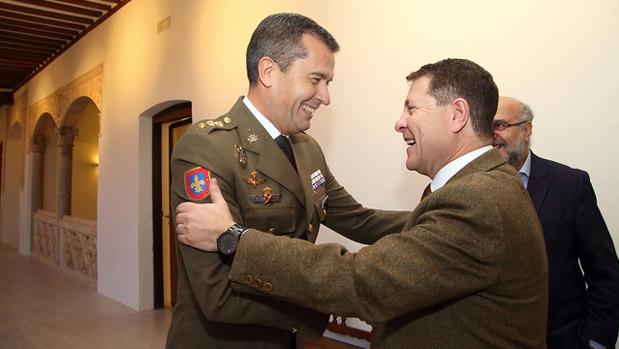 El coronel saluda al presidente de la Junta