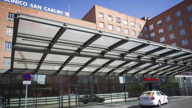 Entrada de urgencias al Hospital Clínico San Carlos, de Madrid