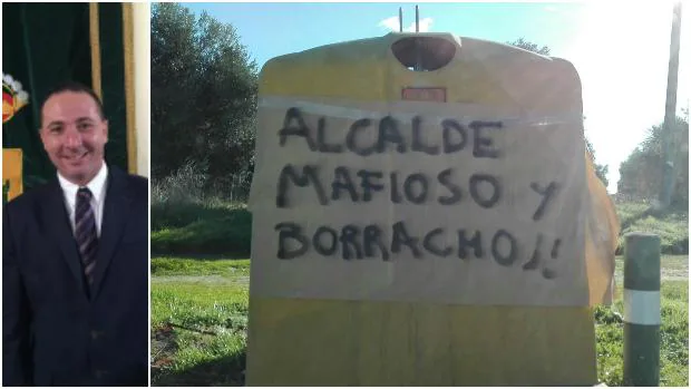 Una pancarta aparecida en Serranillos del Valle; a la derecha, el alcalde de la localidad, Iván Fernández