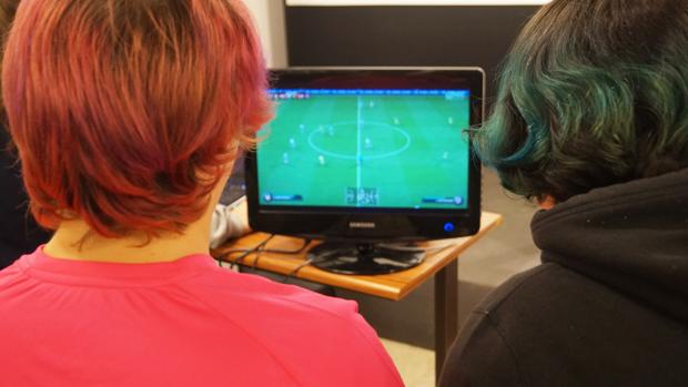 Imagen de dos mujeres jugando a videojuegos