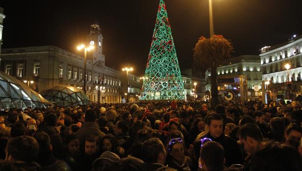 Miles de personas celebran en la Puerta del Sol la Nochevieja, en una imagen de archivo