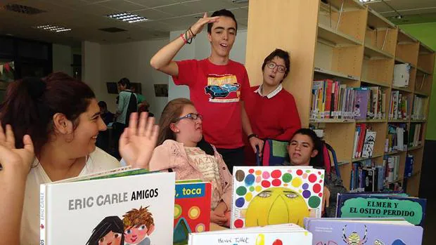 Participantes en el proyecto en la biblioteca de Villamayor de la Armuña