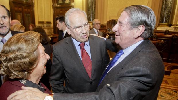 El exvicepresidente del Gobierno, Alfonso Guerra, con Francisco Vázquez