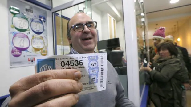 El administrador de lotería Óscar de Toro, se hace un selfie con el número agraciado con el segundo premio de la Lotería de Navidad, 4.536,