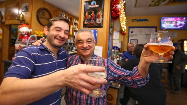 Los gerentes del Bar Moderno en Columbrianos (León)