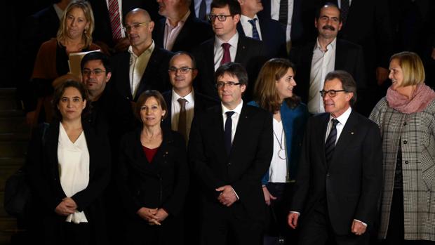 Colau, Forcadell, Puigdemont y Mas, en la foto de familia