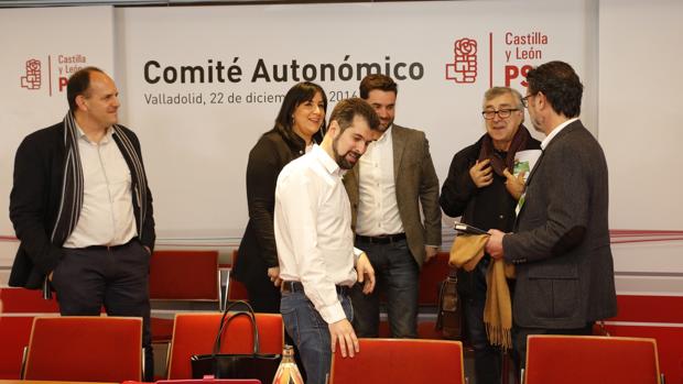 Luis Tudanca, con miembros de la Mesa del Comité Autonómico que se celebró este jueves en Valladolid