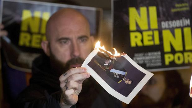 Josep Garganté, el día 12, quemando una foto del Rey en una manifestación de la CUP