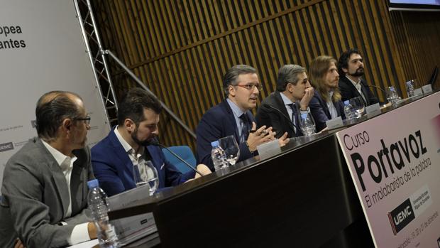 El delegado de ABC en Castilla y León, José Luis Martín, moderó una de las mesas del curso «Portavoz. El malabarista de la palabra»