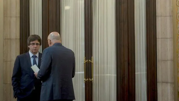 Carles Puigdemont, ayer, en la puerta de su despacho de la Generalitat