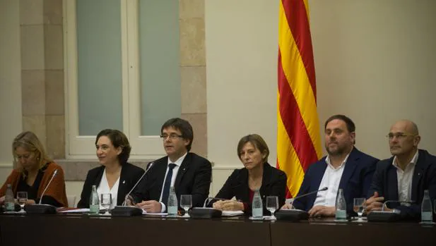 Puigdemont pone sordina a la unilateralidad para sumar a Colau