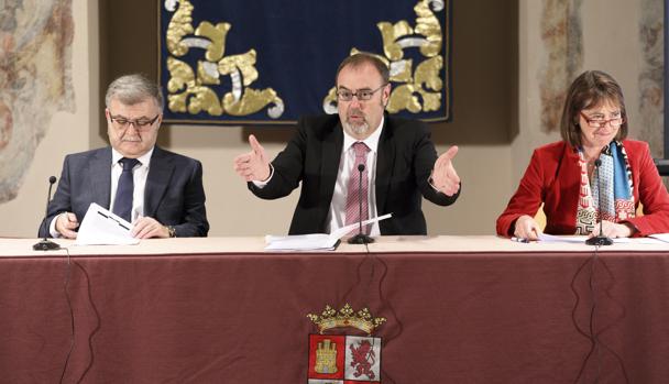 El consejero de Educación junto a Pilar González y Juan Casado