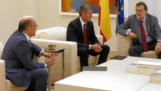 Rajoy, el pasado verano con el secretario general de CC, Barragán, y con el presidente canario, Clavijo