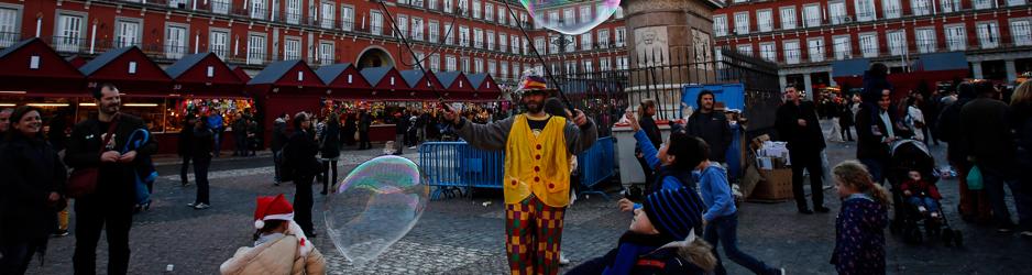 Varios niños juegan con unas pompas de jabón, el pasado sábado, en la Plaza Mayor