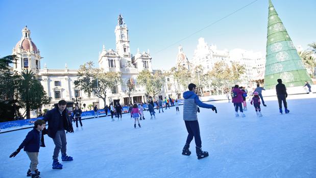 Imagen de la pista de hielo de la plaza del Ayuntamiento de Valencia