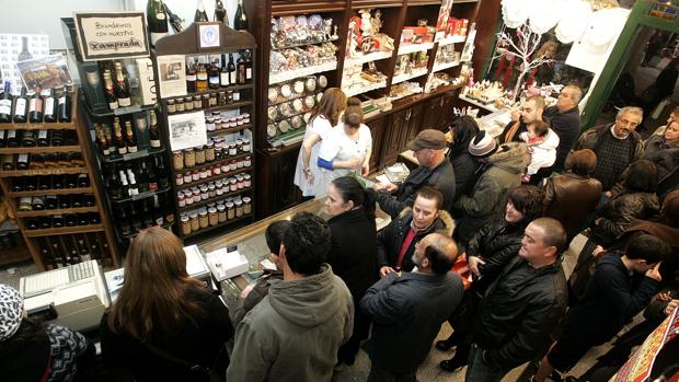 Colas en la confitería «Conrado» de La Bañeza para adquirir el roscón el año pasado