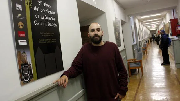 El investigador Carlos Vega, en el pasillo que acoge la exposición