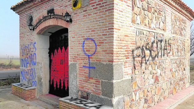 La ermita del Santo Sepulcro de Carmena, llena de pintadas