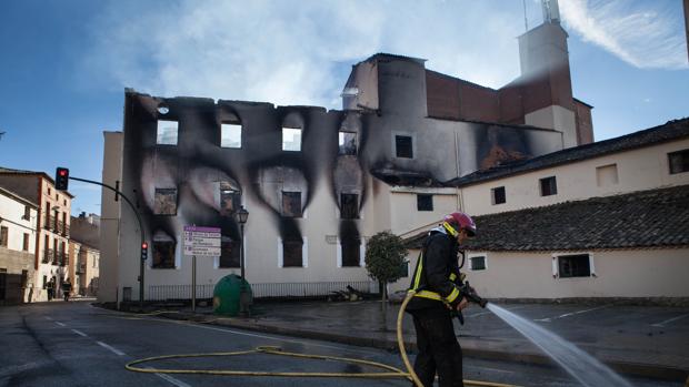 Un bombero trabaja en las inmediaciones de la fábrica de harinas de San Esteban de Gormaz