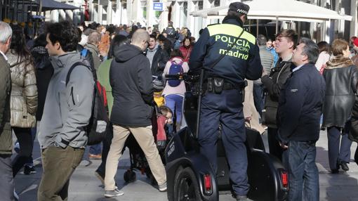 Un Policía Municipal, montado en segway, por el centro de Madrid