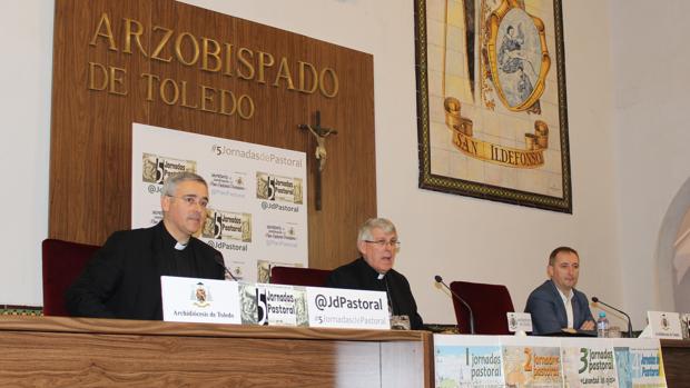 El arzobispo (centro) durante la presentación de las V Jornadas Pastorales