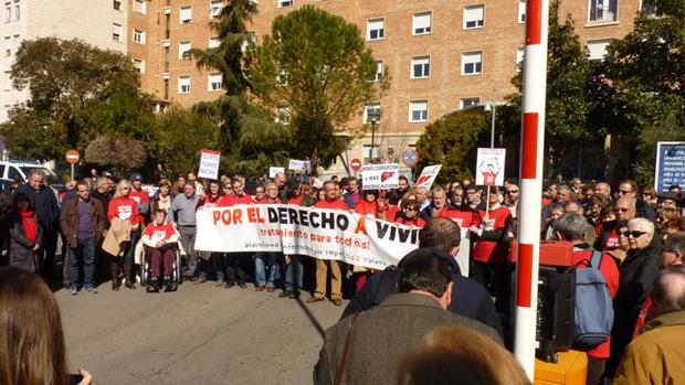 Concentración de la Plataforma de Hepatitis C, delante del hospital de Toledo, en febrero de 2015