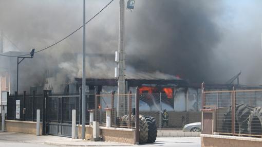 Las llamas destruyeron en unas horas Agroribera, un negocio familiar en Burgos