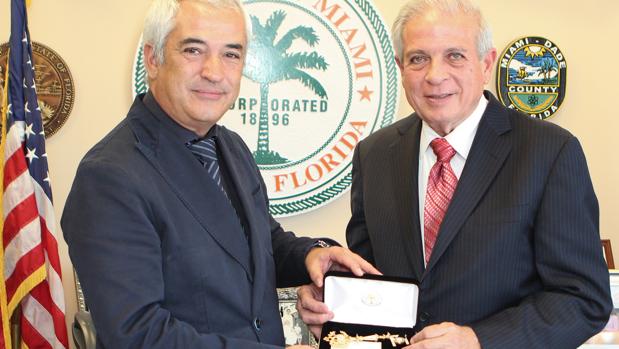 Luis Pineda recibió en julio de 2013 las Llaves de Oro de la ciudad de Miami de manos de su alcalde, Tomás Regalado