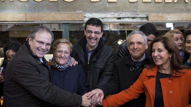 Rafael Simancas -2d- y otros cargos del PSOE, en la manifestación del pasado 18 contra las políticas de Empleo del Gobierno