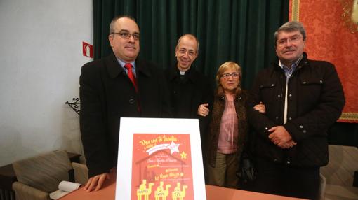 El responsable de la iglesia-museo de San Martín Pinario, José Otero, y el rector del Seminario Mayor de Santiago, Carlos Álvarez, con miembros de la Asociación Española Contra el Cáncer