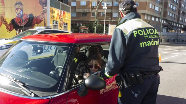 Un agente municipal, tras sancionar a una conductora en uno de los accesos a Madrid