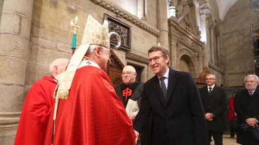 El arzobispo de Santiago, Julián Barrio, saluda a Feijóo como delegado regio