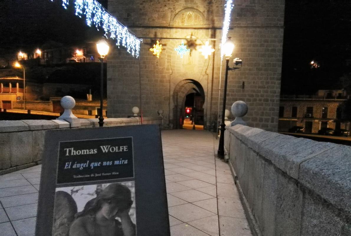 El Puente de San Martín, en Toledo, iluminado por luces navideñas
