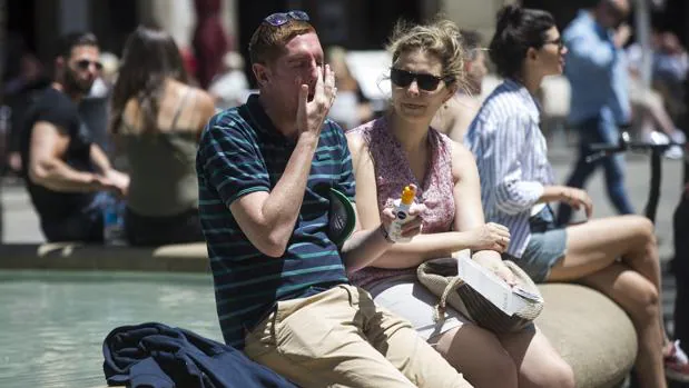 Dos turistas, el pasado agosto en la plaza Reial de Barcelona