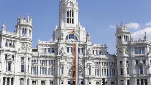 La sede del Ayuntamiento de Madrid, con la bandera Gay