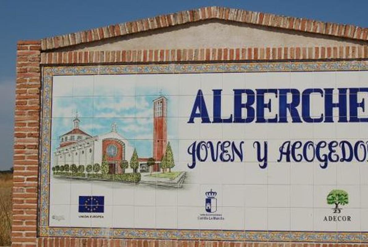 Azulejo de bienvenida al pueblo, en el que no figura «del Caudillo»