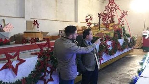 El alcalde de Almansa supervisa las carrozas donde irán los Reyes Magos
