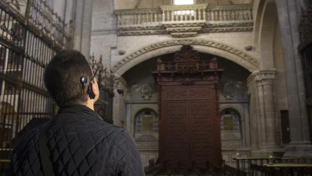 Una persona con implante coclear en una visita a la Catedral de Zamora