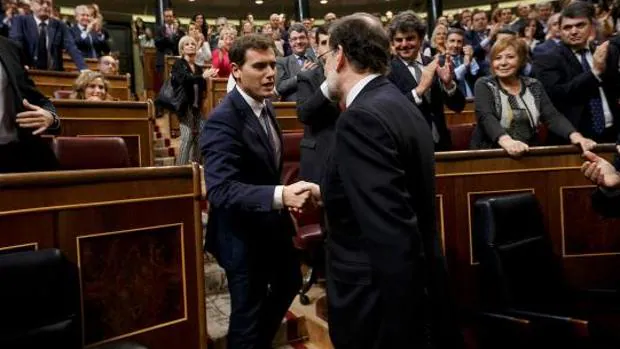Rivera felicita a Rajoy tras su investidura en octubre