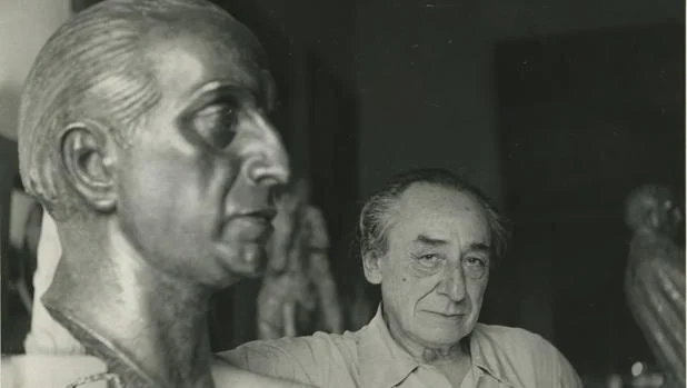 Victorio Macho, junto a su busto de Gregorio Marañón