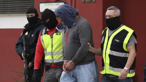 Uno de los dos arrestados, en su detención en Ceuta