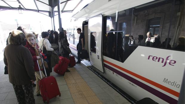 Viajeros en la estación de tren de Teruel