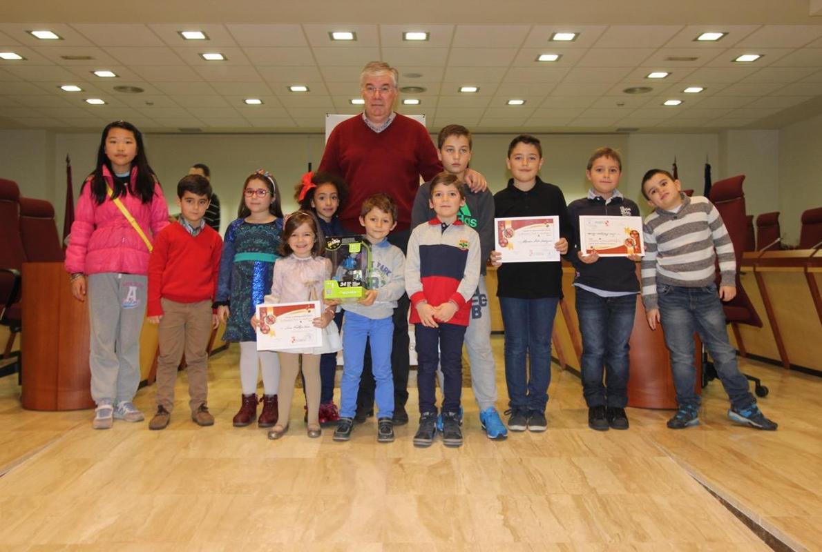 El alcalde José Manuel Tofiño, con los premiados