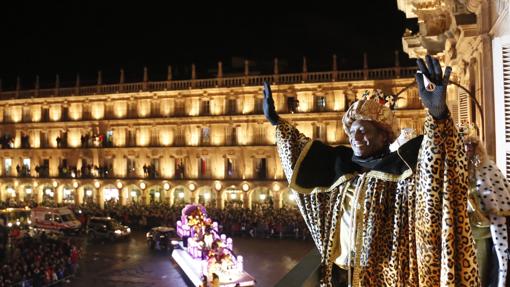 El Rey Baltasar saluda desde el Ayuntamiento de Salamanca en 2016