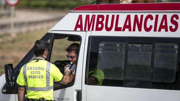 Un guardia civil somete al control de alcoholemia a un conductor de ambulancia en Valencia