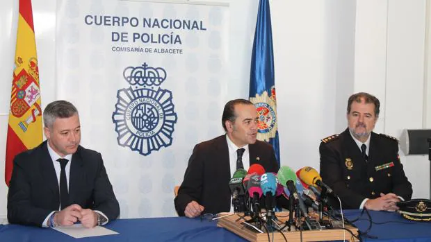 El delegado del Gobierno en Castilla-La Mancha, José Julián Gregorio, acompañado por el subdelegado del Gobierno en Albacete, Aquilino Iniesta, y el comisario provincial de Albacete