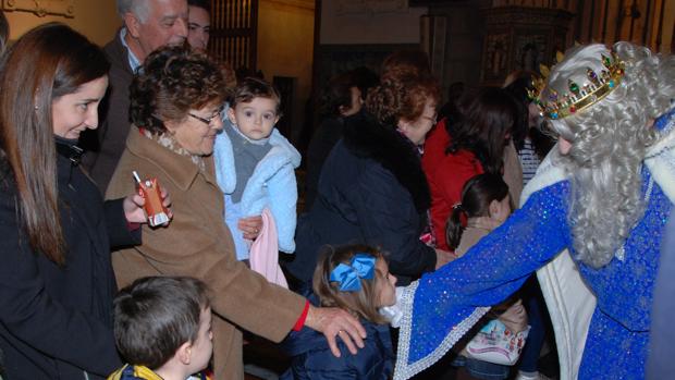 Melchor saluda a una pequeña