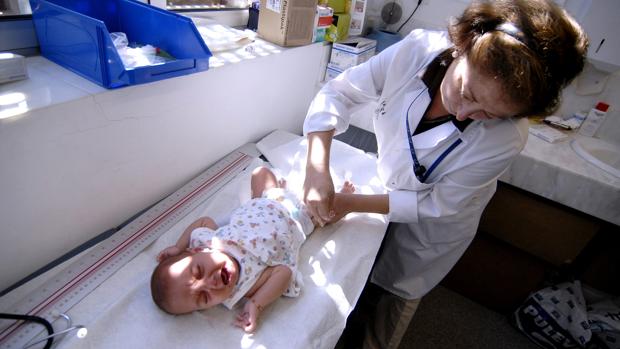 Imagen de archivo de una pediatra que vacuna a un bebé en el Centro de Salud de Nazaret, Valencia